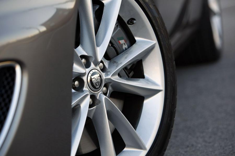  Jaguar XKR Convertible 2011 года  (фото 32 из 42)